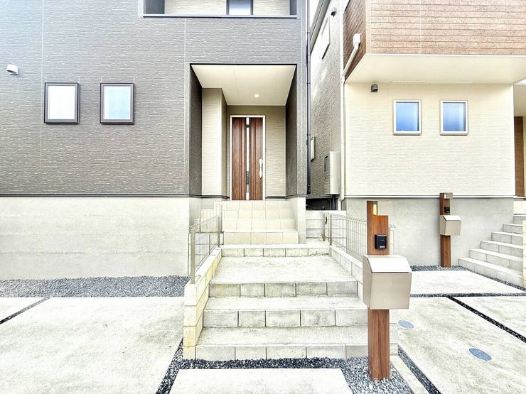 ◇エントランス◇
爽やかな外観にスタイリッシュな玄関ドアが似合います。玄関はその家や家族を映し出す、家の顔。いつも明るく快適でありたいですね。ダウンライトも設置されており暗い夜でも明るく照らします。