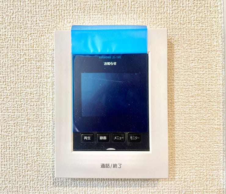 ◇TVモニター付インターホン◇
TVモニターで訪問者を確認してから会話することができますので、安心して対応していただけます。また、姿を見られたくない空き巣や不審者が嫌がるため防犯効果も高まります。