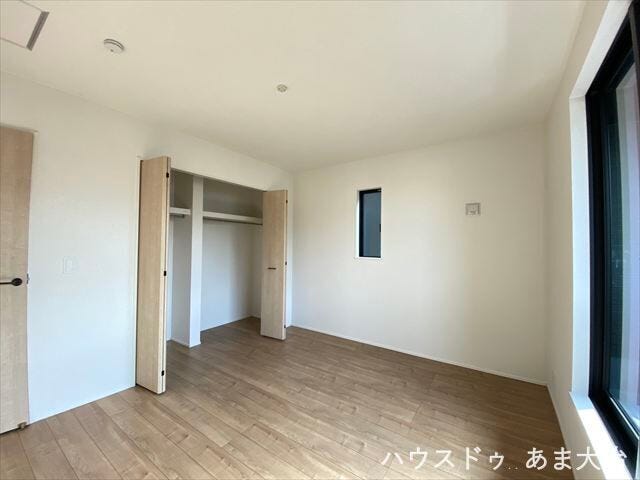 7帖洋室:両開き扉のあるクローゼットがあります。物の出し入れがしやすいですね。