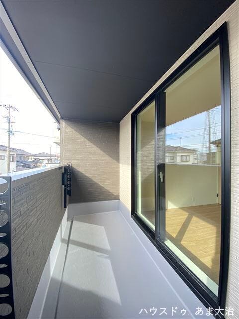 南面のバルコニーは日当たり良好。ワイドな造りで、ベランダガーデニングも楽しめそうですね。