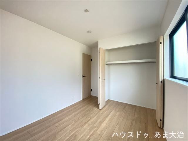 5.2帖洋室:大型収納付き◎ハンガーポール付きなので取り込んだお洗濯物をハンガーごと収納可能で、時短家事を目指せます。