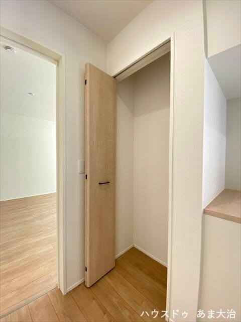 1階廊下にある収納は玄関付近にあるのでお出かけグッズ収納にも便利。掃除道具入れにも助かりますね。