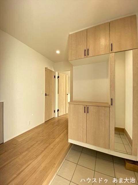 足元に空間のある玄関収納です、圧迫感を軽減してくれるので玄関ホールをより広く見せてくれます◎