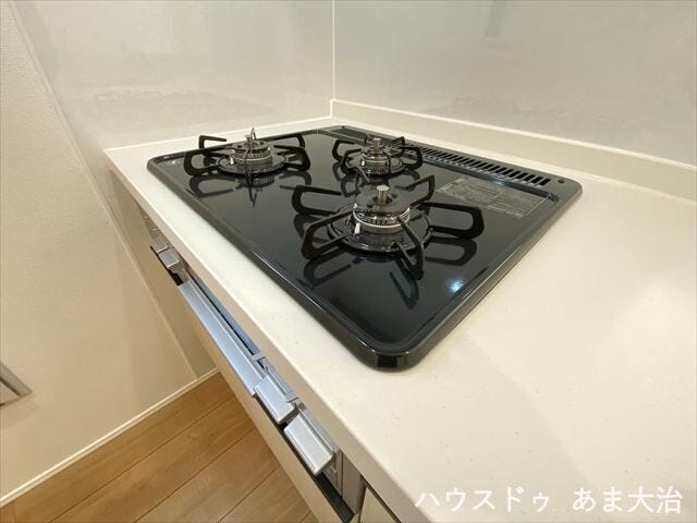 三ツ口コンロとグリルで同時調理も可能です。