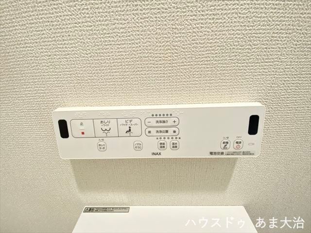 トイレはリモコン操作式で便座廻りはスッキリ。