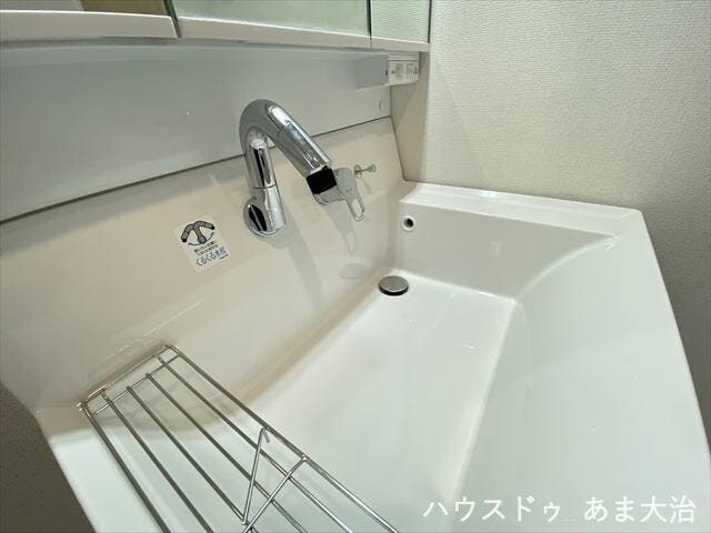 使いやすい洗面ボウル。壁付け水栓で水垢もたまりません。