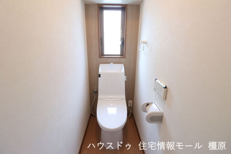 1・2階共に温水洗浄便座を完備しました。タンク一体型でお掃除楽々。いつも清潔に保てます。