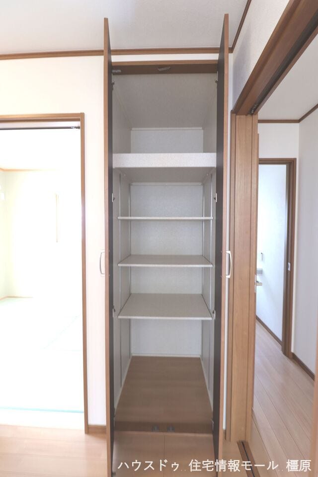 1階廊下にも収納がございます