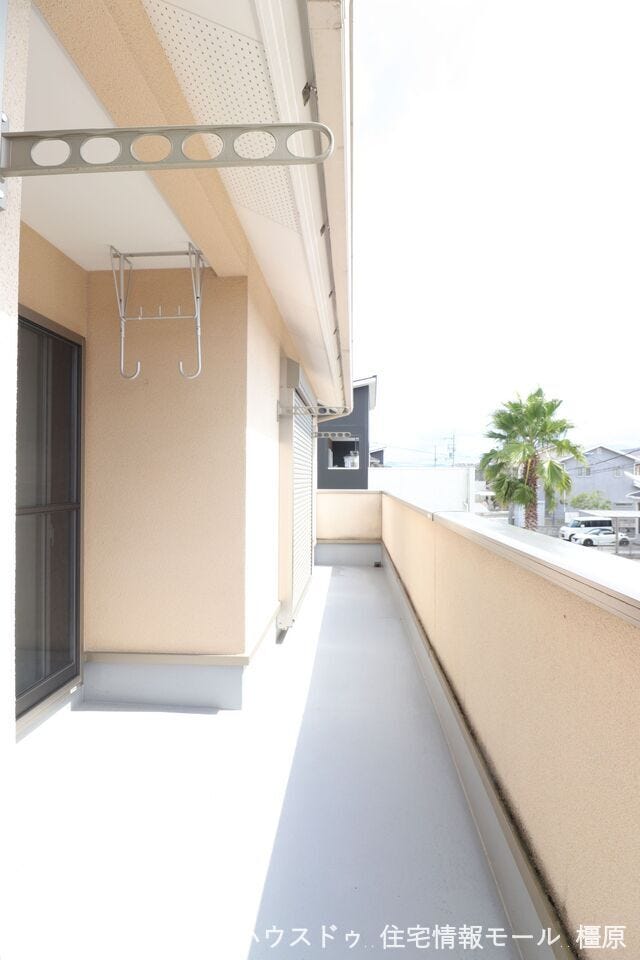 2室から出入りできる南向きロングバルコニー。沢山のお洗濯物もゆったり干していただけます