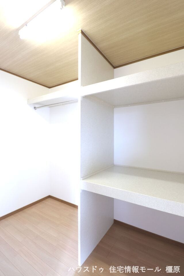ウォークインクローゼットは洋服を掛けるだけでなく、物置などの大型収納としても活躍します。