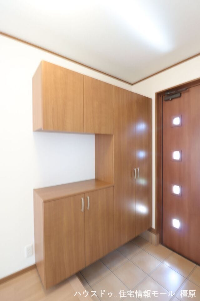 大容量の玄関収納。散らかりがちな場所の整理に役立ちます。造り付けで万一地震が来ても安心です