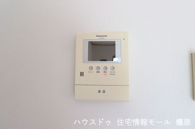 来訪者の顔を見ながら対応できるので、お子様だけの留守番も安心です。