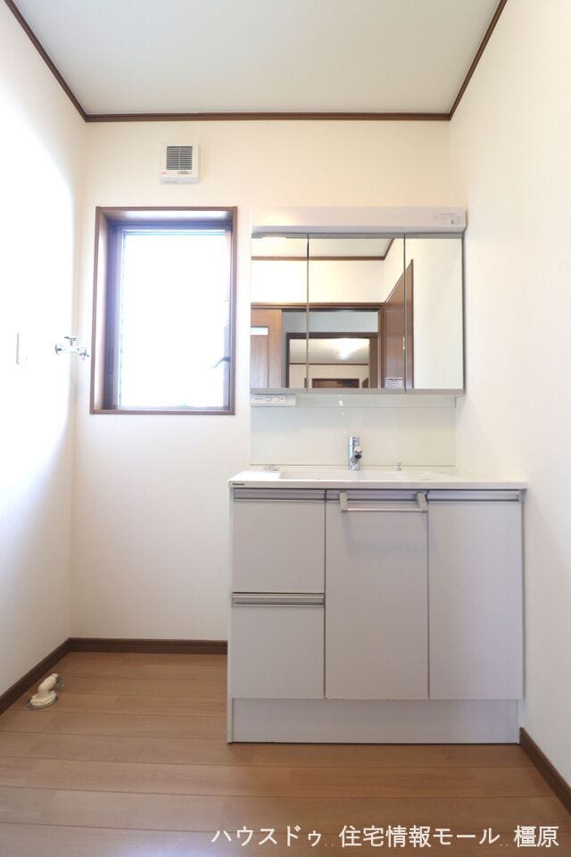 ゆとりの洗面スペースで朝の身支度もスムーズに。暮らしを快適に変えるシャワー付洗面台です。