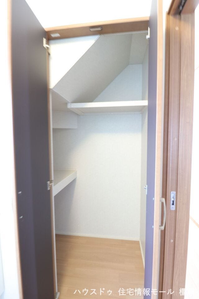 洗面室にも収納を設置しました。日用品や掃除機の定位置にぴったりですね。