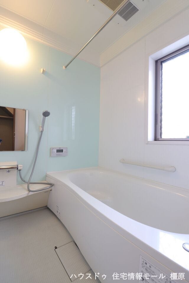 半身浴もゆっくり楽しめる1坪の広々浴室。ベンチタイプの浴槽はお湯が少なく済むため、節水・省エネにもつながります。