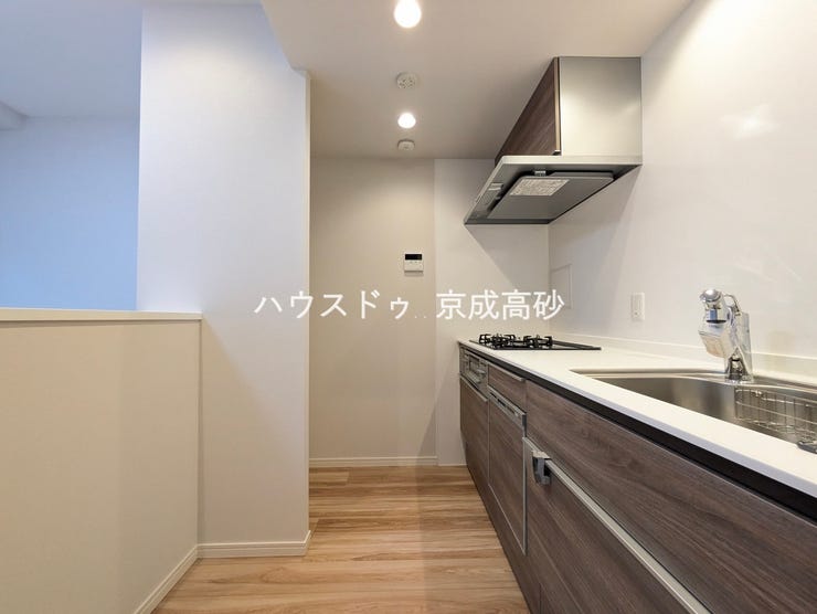 キッチンスペースは明るい空間に!細部にまで施された上質なアイテムが快適な日常生活を叶えてくれます。