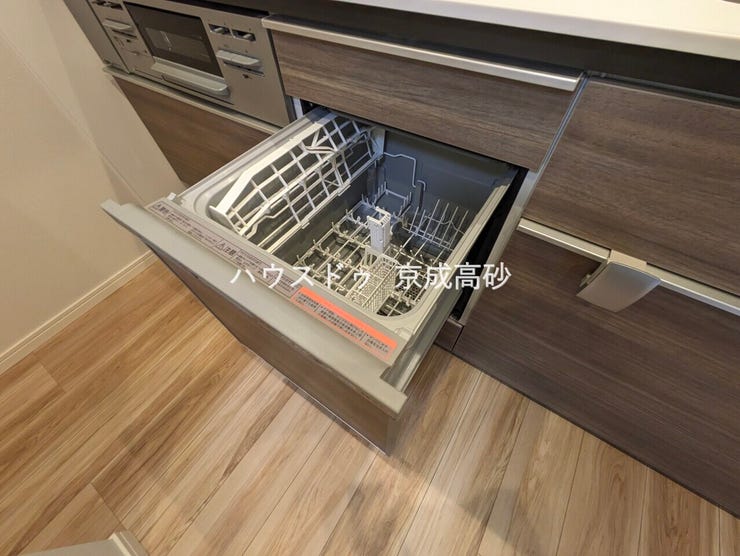 家事の時短に効果大の食洗器付き。高温でパワフルに洗い、温風乾燥します。手洗いよりも節水・節約が可能です。一度使うと手放せないですよ!