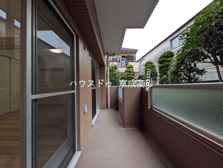 バルコニーは2ヶ所あります。大量のお洗濯物も安心ですね。