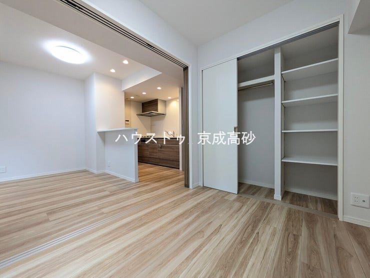 リビングに繋がる洋室です。家事の合間にホッと一息つける癒しの空間になるのではないでしょうか♪