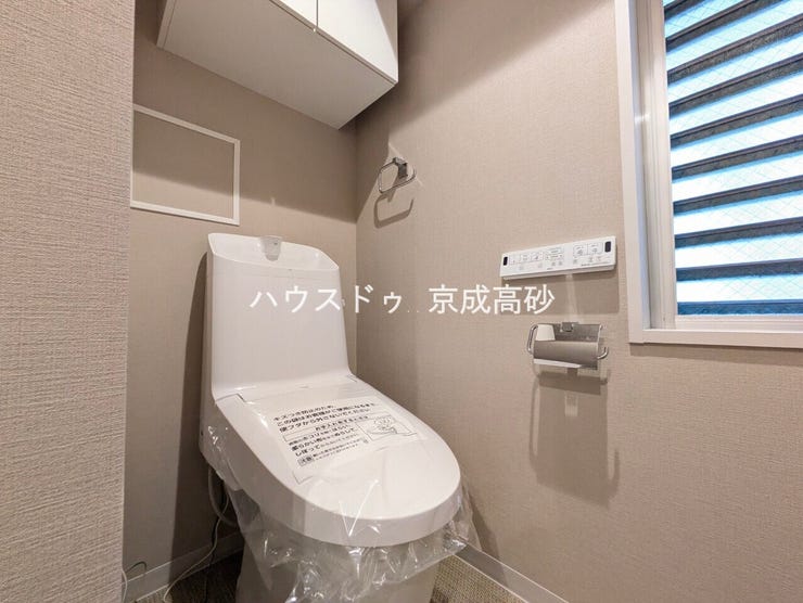トイレは快適な温水洗浄便座付です。手洗い一体型のトイレ設備はスペースの節約ができ、ゆったりとした空間が確保できます。節水も期待できますね。
