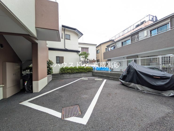 敷地内にある駐車スペースです。空き状況は、お気軽にお問合せください。