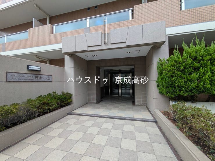 エントランスは毎日の行き帰りで使う大事な空間です。明るい基調で華やかなデザインなので、毎日も気持ちよく迎え入れられます。