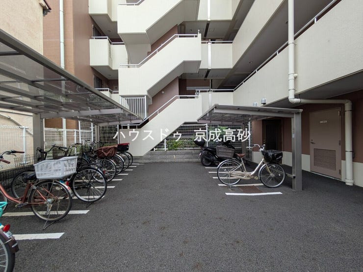 きちんと整備された駐輪場。住む方の心遣いが感じられます。空き状況は、お気軽にお問合せください。