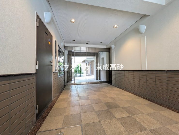 エントランス内部は、管理が行き届き清潔な共有スペースとなっています。