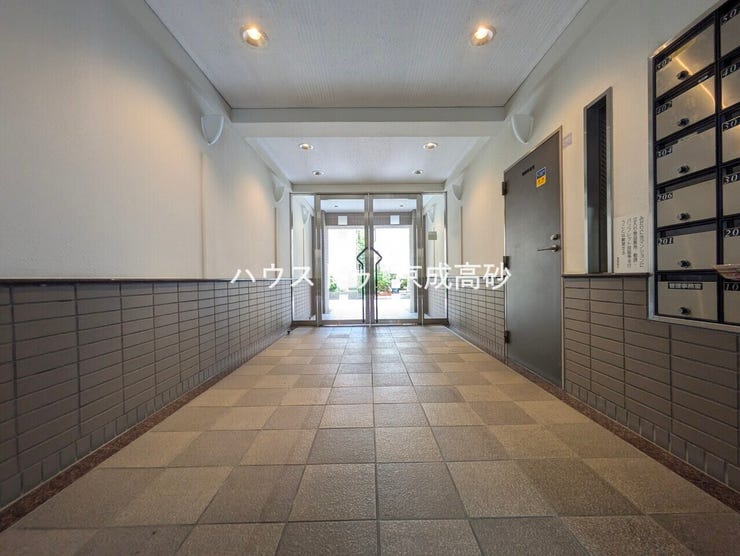 エントランス内部は、管理が行き届き清潔な共有スペースとなっています。