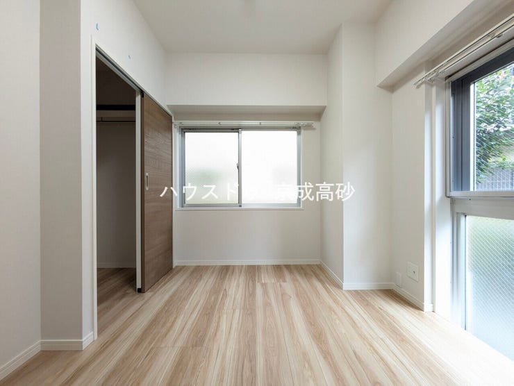 リビングで楽しく過ごした後はゆっくりくつろぐ時間を満喫できます。過ぎ行く時間をゆったりと感じることができる落ちついたプライベートルーム。