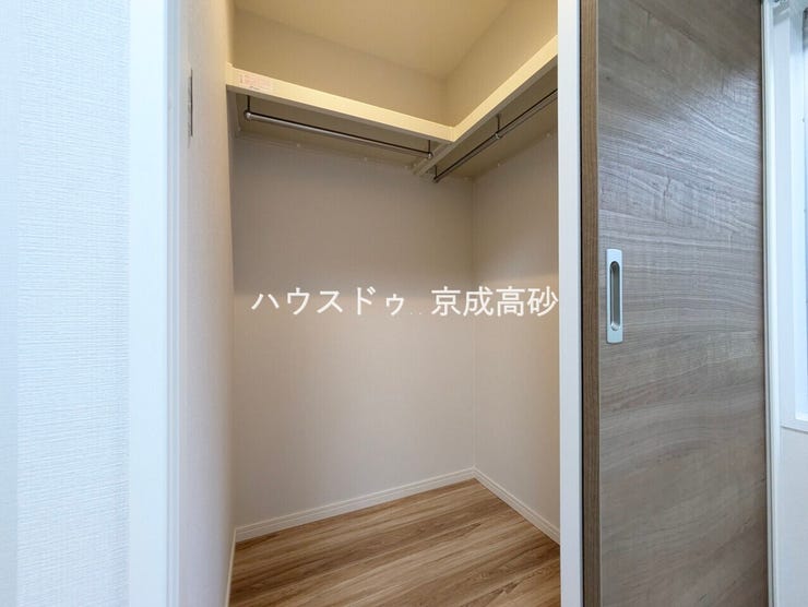 人気のウォークインクローゼットが備え付けられております♪収納が広々としているとインテリアや家具のレイアウトにもこだわることができますね。