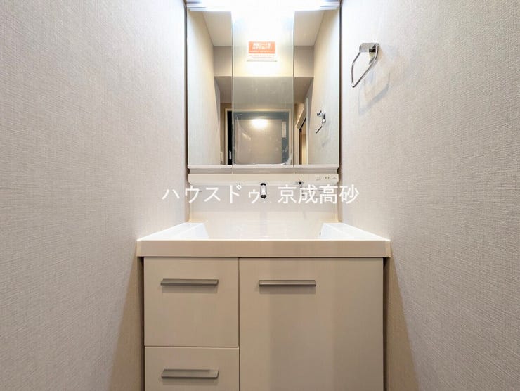 朝の身支度に便利なシャンプードレッサーはとっても便利です!シンク下の収納でアメニティ類のストックもバッチリ!