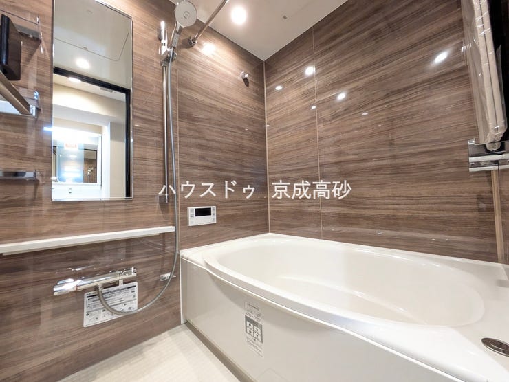 広い浴槽で足を伸ばせば1日の疲れも癒されます。落ち着いた雰囲気で、毎日のバスタイムが楽しみになりそうです。