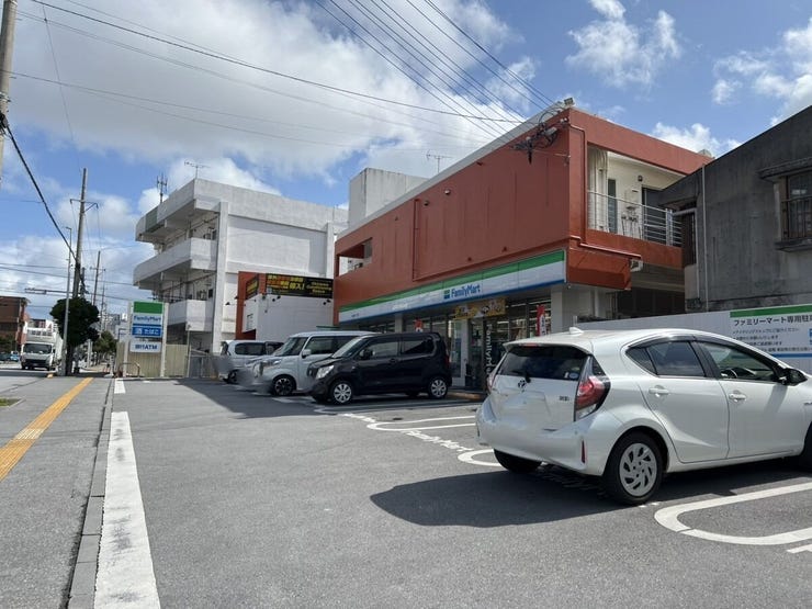 ファミリーマート浦添沢岻2丁目店まで徒歩6分(450m)