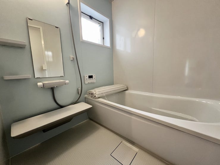 浴室に窓があるので自然乾燥ができます♪