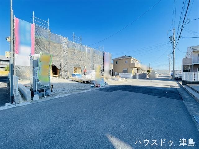 8帖洋室は北側にウォークインクローゼットを配置し、大きなベッドやシングルベッドの2台置きなども可能です。洋室2部屋に面したバルコニーはお洗濯やお布団干しもスムーズに行えそうです。