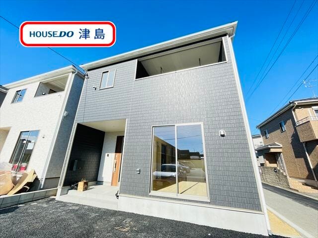 【外観】
神守小学校・神守中学校エリアに建つ新築一戸建て全4棟の2号棟です。南東角地の開放的な立地です。リビングスルー階段のため家族の会話が自然と増える4LDKです。(2025年10月28日撮影)