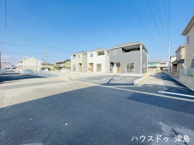 東側公道幅約4.0m。南側公道幅約6.2m、道幅にゆとりがあるので、車種を選びません。大きめのお車を乗りたい方にもおススメです。駐車は並列で2台可能なのでご夫婦1台ずつ所有でき、車通勤でも安心です。