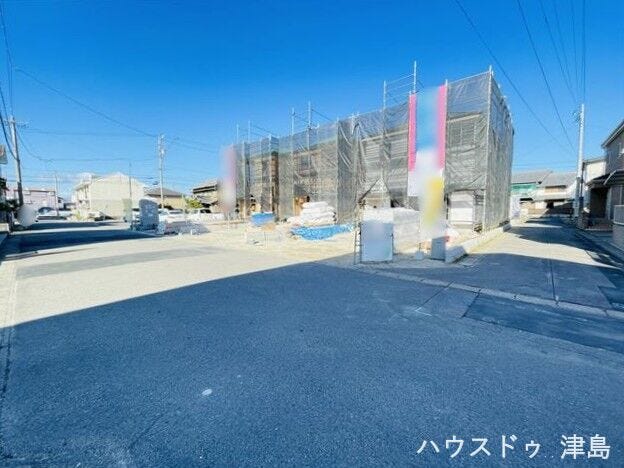 南側公道幅約6.2m、道幅にゆとりがあるので、車種を選びません。大きめのお車を乗りたい方にもおススメです。駐車は並列で2台可能なのでご夫婦1台ずつ所有でき、車通勤でも安心です。