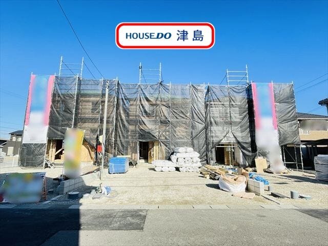 隣接した4帖和室の扉を開けてお使いいただくと22帖の広々とした空間の中でお過ごしいただけます。リビングスルー階段のため家族の会話が自然と増えます。