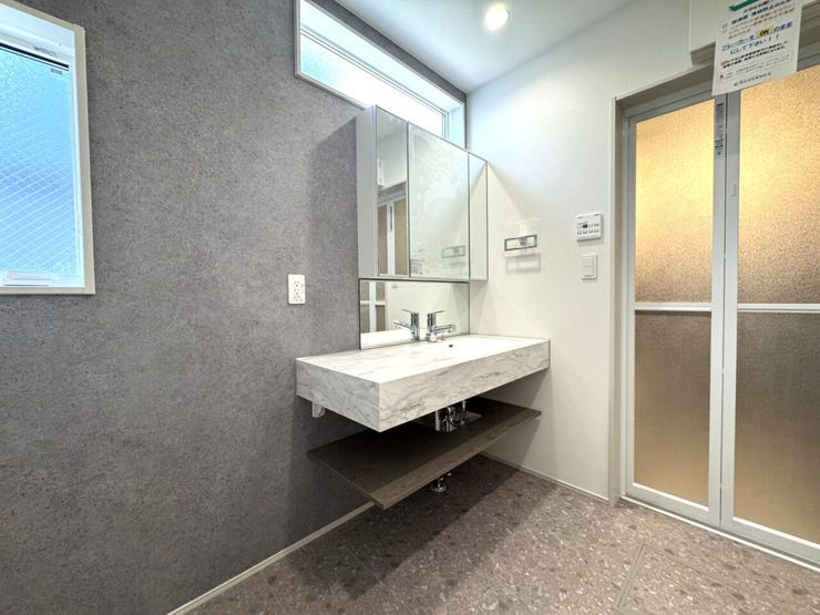 三面鏡の洗面化粧台で朝の支度もラクラク♪場所をとらない大きさにも関わらず、収納豊富で洗面回りもスッキリ片付きます!