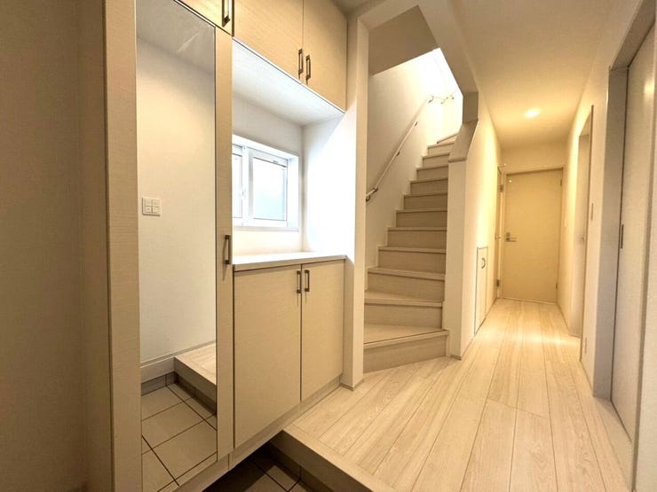 シンプルながら開放的で明るい玄関!お家の顔である玄関が明るいと、毎日気持ちよく出入りができそうですね♪