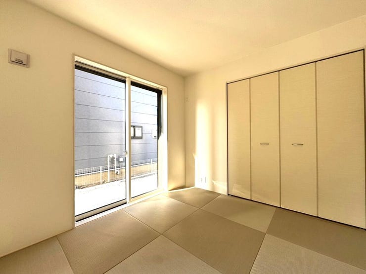 1階のリビングに隣接する和室は、引き戸で仕切られ独立した一室としても使えますし、仕切りを開ければリビングと一体化!広々空間としてお使いいただけます♪