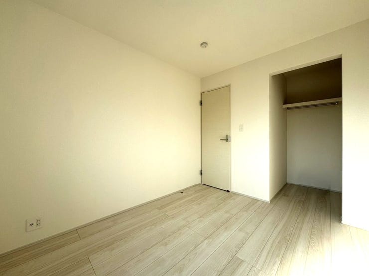 *5.25帖洋室*
ウォークインクローゼット付きの洋室!
最小限の家具でお部屋を広く使うことができるのが嬉しいですね。