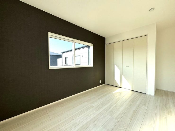 *6帖洋室*
アクセントクロスがお部屋をシックに彩ります。2面採光で柔らかな日差しと心地よく吹き抜ける風が室内を過ごしやすくしてくれます。