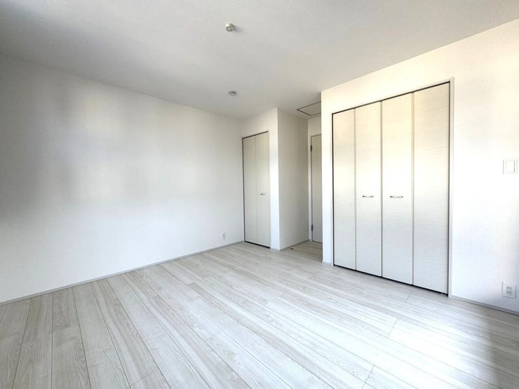 *7.28帖洋室*
収納豊富なクローゼット付きの主寝室!バルコニーに直結している間取りなので、お布団干しも手間いらずですね。