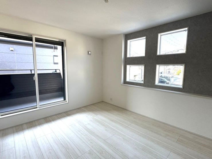 *7.28帖洋室*
アクセントクロスがおしゃれな主寝室はバルコニーに面し明るいお部屋です!ご夫婦でゆっくり過ごせる空間になっています。