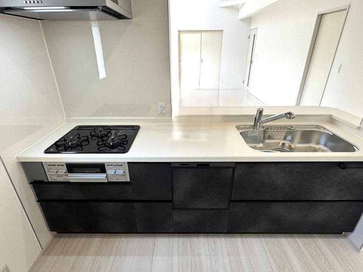 対面キッチンからはリビングがよく見わたせるので、遊んでいるお子様やリビング学習するお子様の様子も見守りながらお料理できますね!