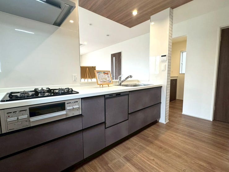 キッチン②家族の会話が弾む対面キッチン。TVを見ながら料理も