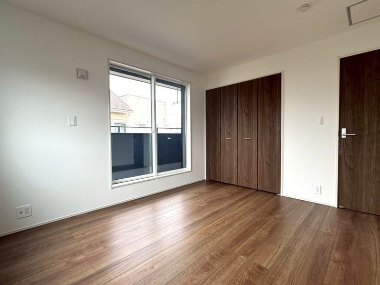 洋室①整理整頓が捗る充実の収納。家具の配置もしやすい間取り